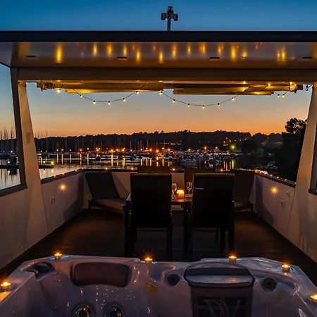 Floating House - Aria * Pula