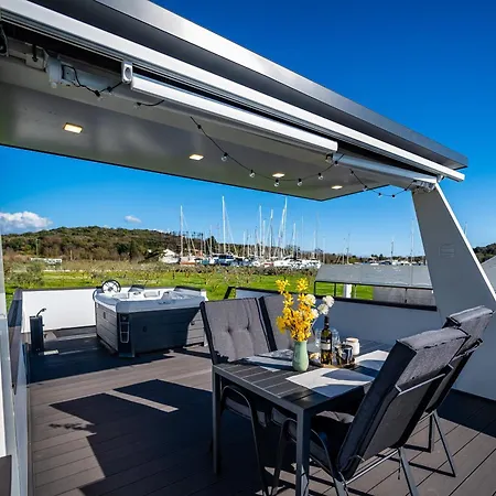 Floating House - Aria Pula