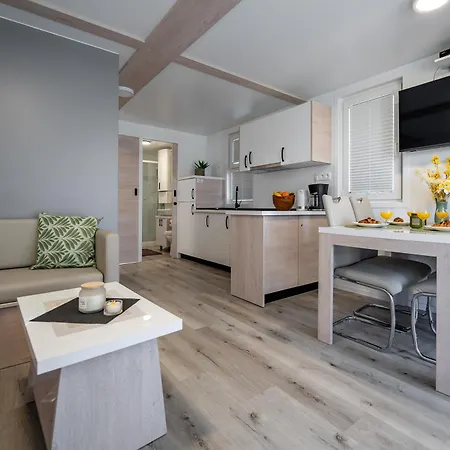 Floating House - Aria *