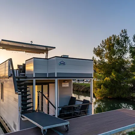 Floating House - Aria