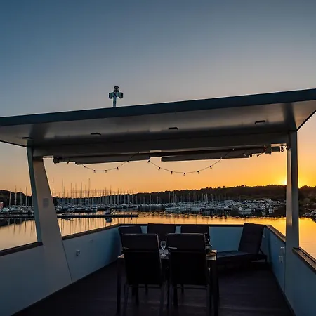 Floating House - Aria