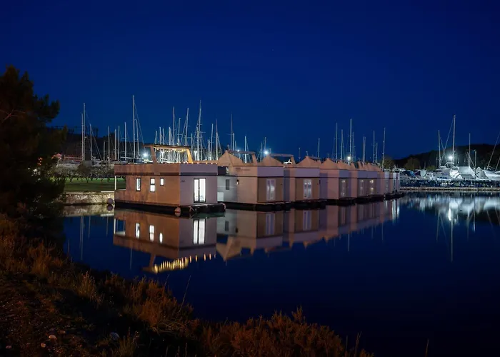 Floating House - Aria Apartman Pula