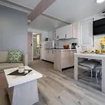 Floating House - Aria *