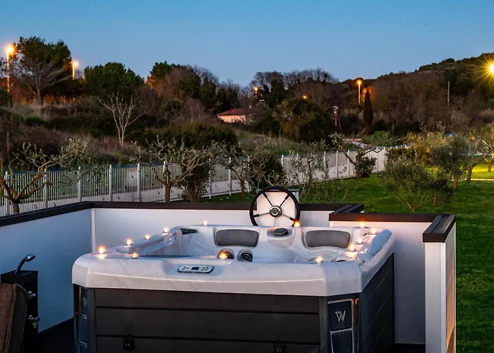 아파트 Floating House - Aria 풀라