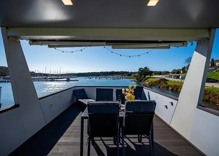 아파트 Floating House - Aria 풀라